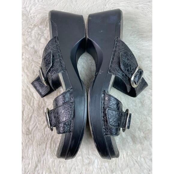 Dansko Women's 40 EU 9 US Black Embossed Strappy Slip-On Sandals - Picture 5 of 9